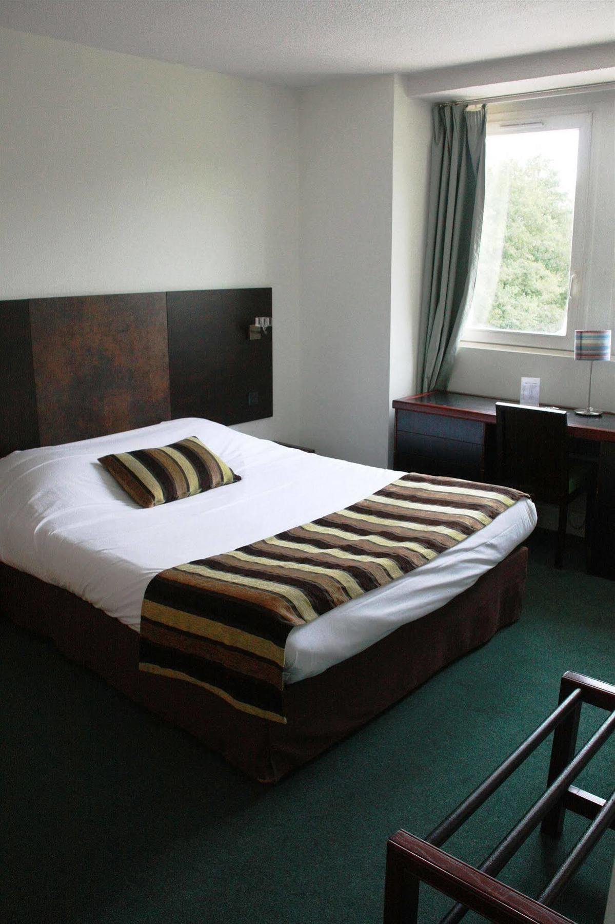 Hotel Abbaye Du Golf De Lesigny Buitenkant foto