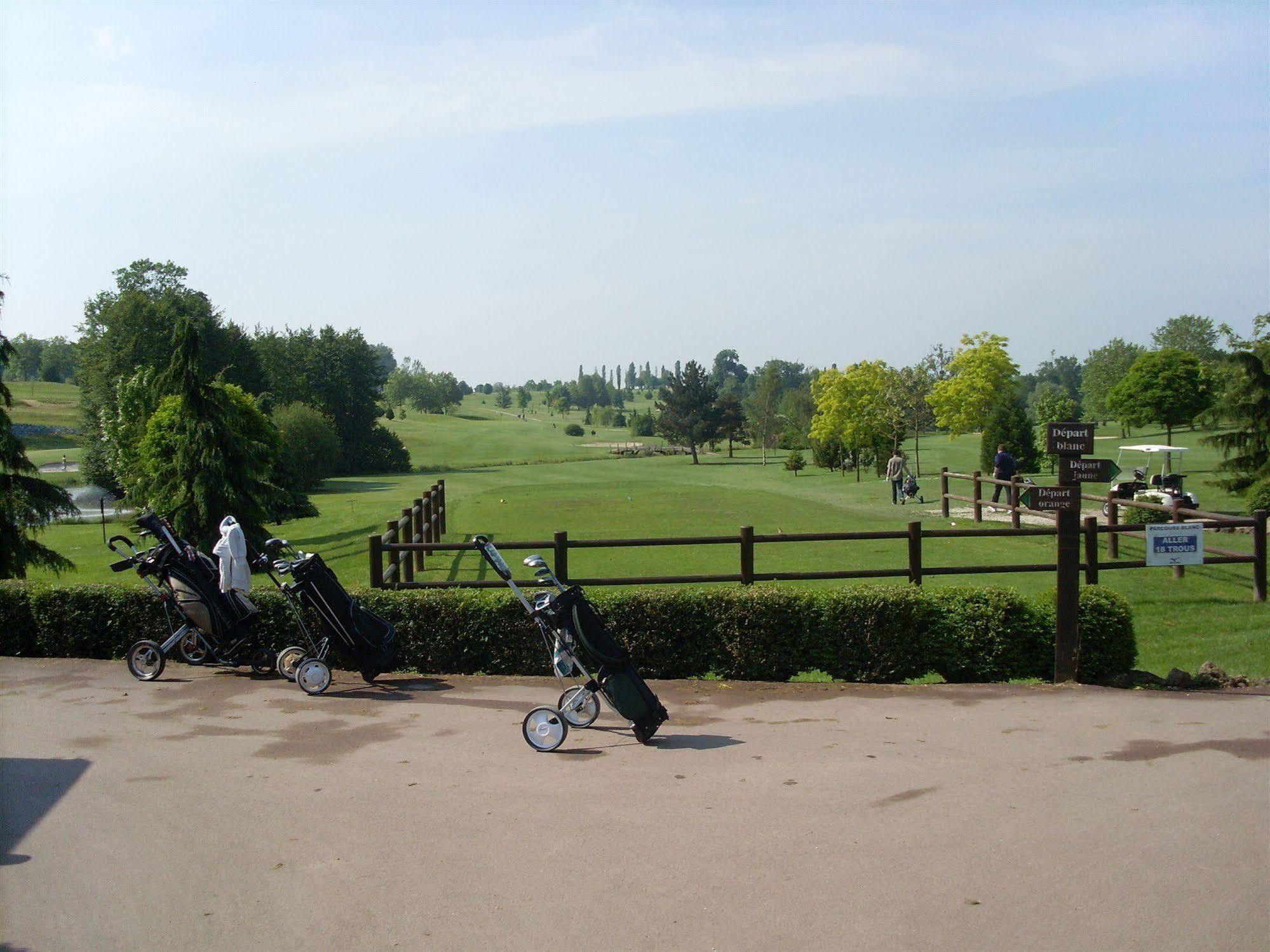 Hotel Abbaye Du Golf De Lesigny Buitenkant foto